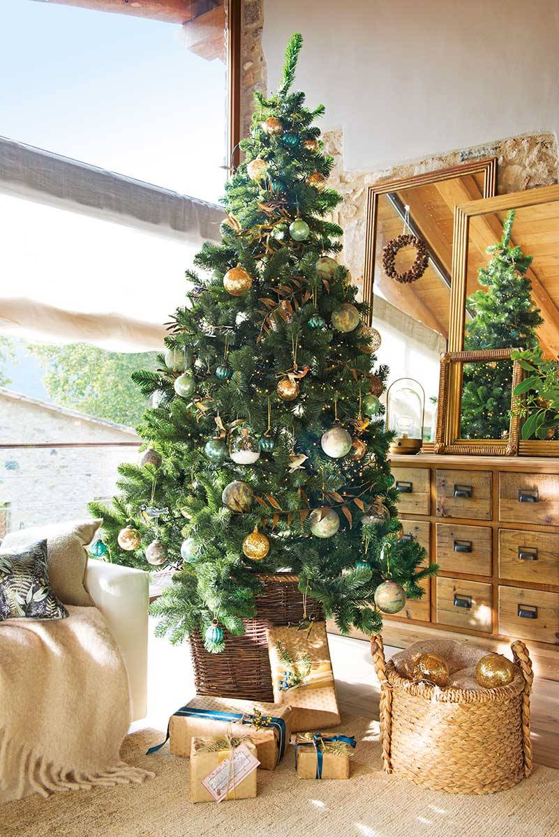 Árbol de Navidad verde con soporte sin decorar. Todos los tamaños