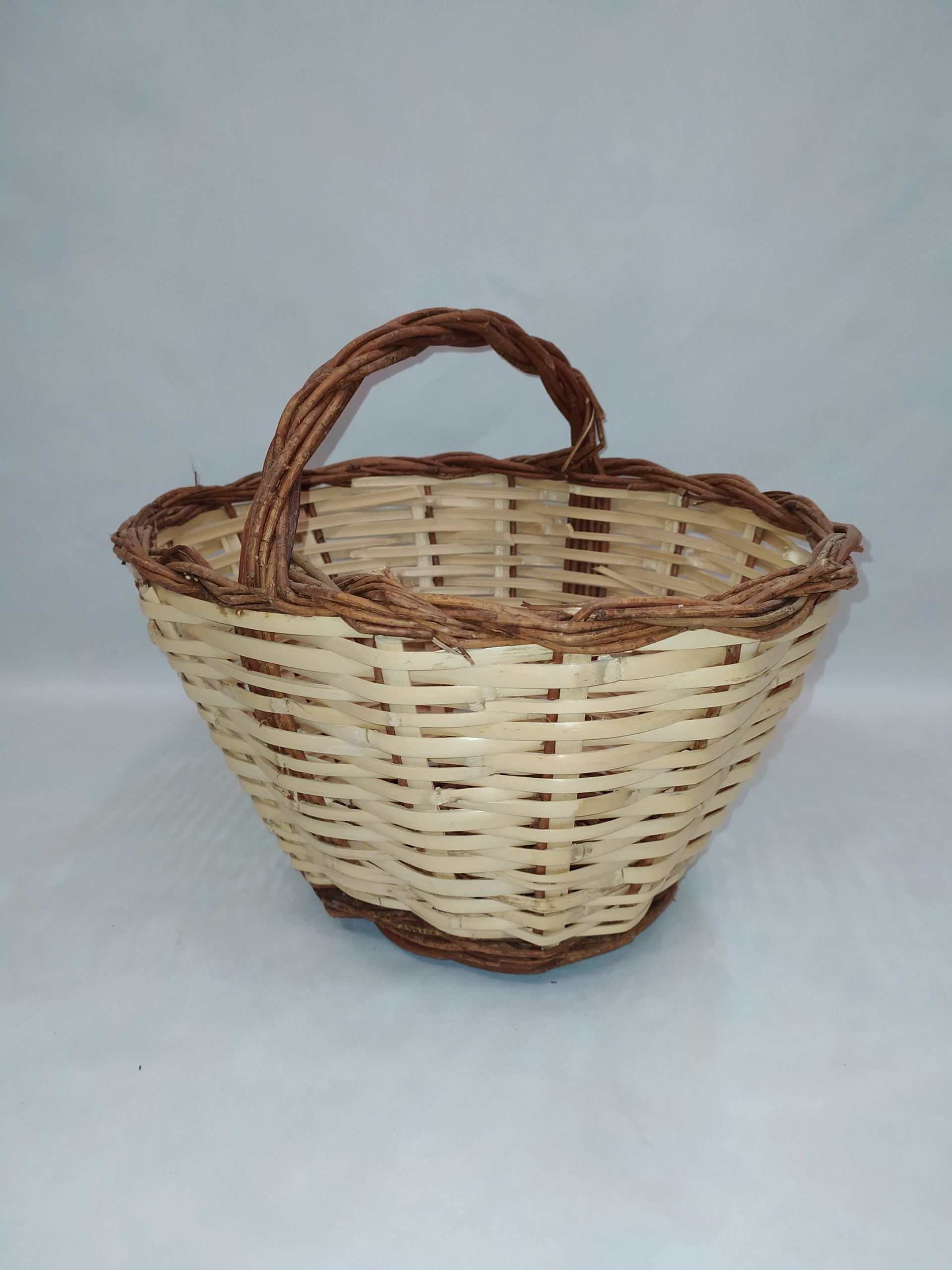 Cesta mimbre bicolor con asa. 39 x 30 cm - Ferreteria Armengol