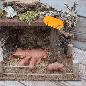 corral con cerda amamantando pesebre