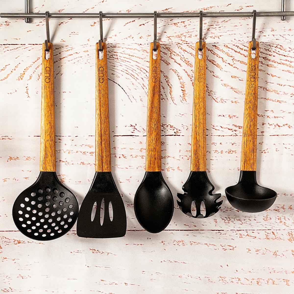 Una colección rústica de utensilios de cocina, cucharas de madera y  cucharones generados por ia
