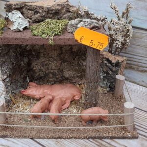 corral con cerda amamantando pesebre